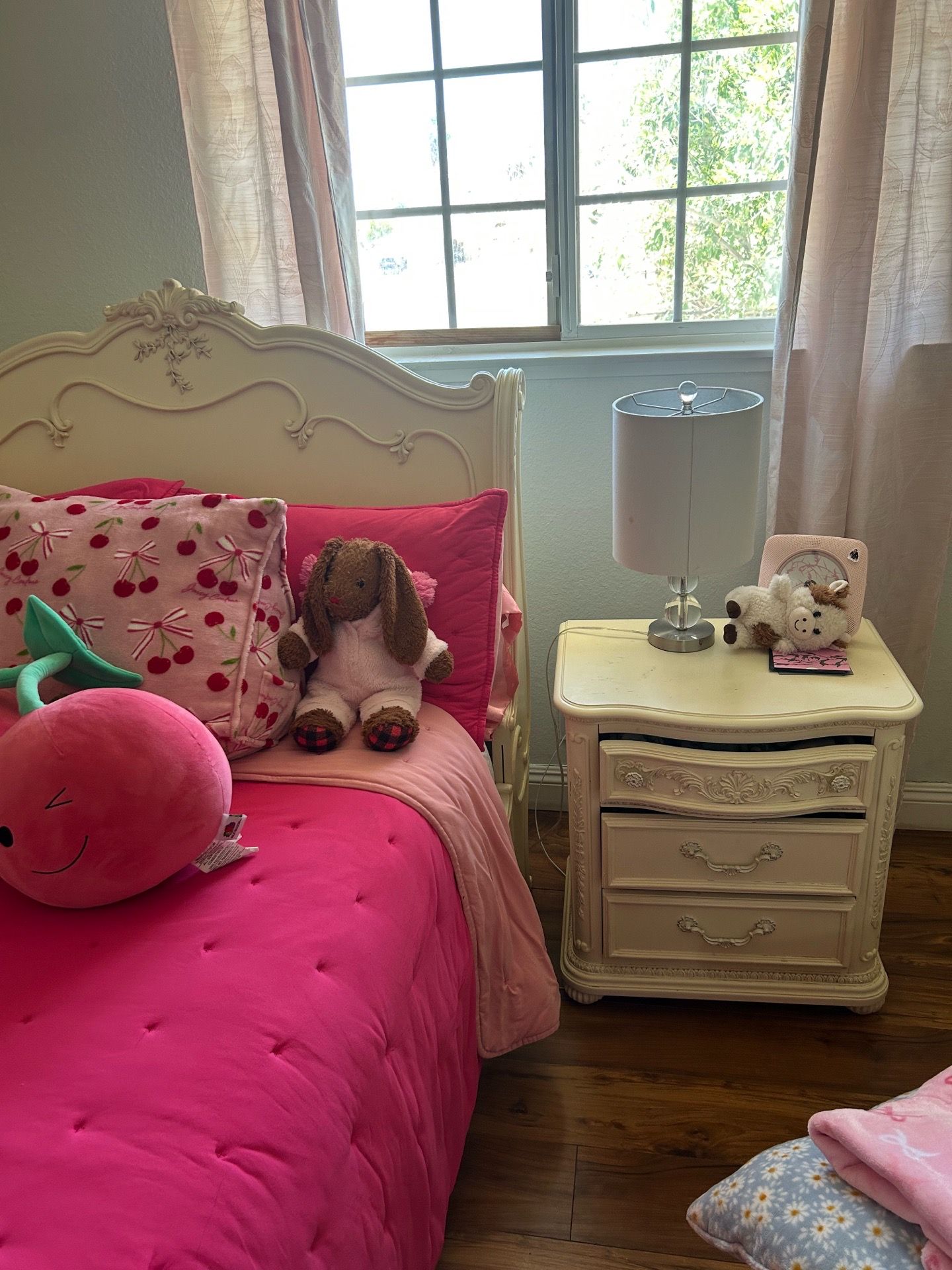 Full set bed, nightstand, dresser with mirror