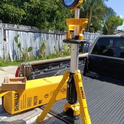 DEWALT
20V MAX 3000-Lumen Adjustable LED Tripod Light Solo Se Provo 