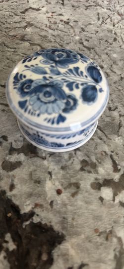 Delft blue hand painted porcelain trinket box