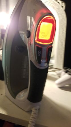 DIGITAL STEAM IRON (OPEN BOX) ( NEW)