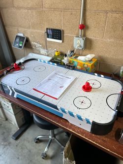 Air hockey table