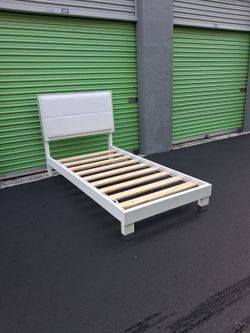 White twin size bed