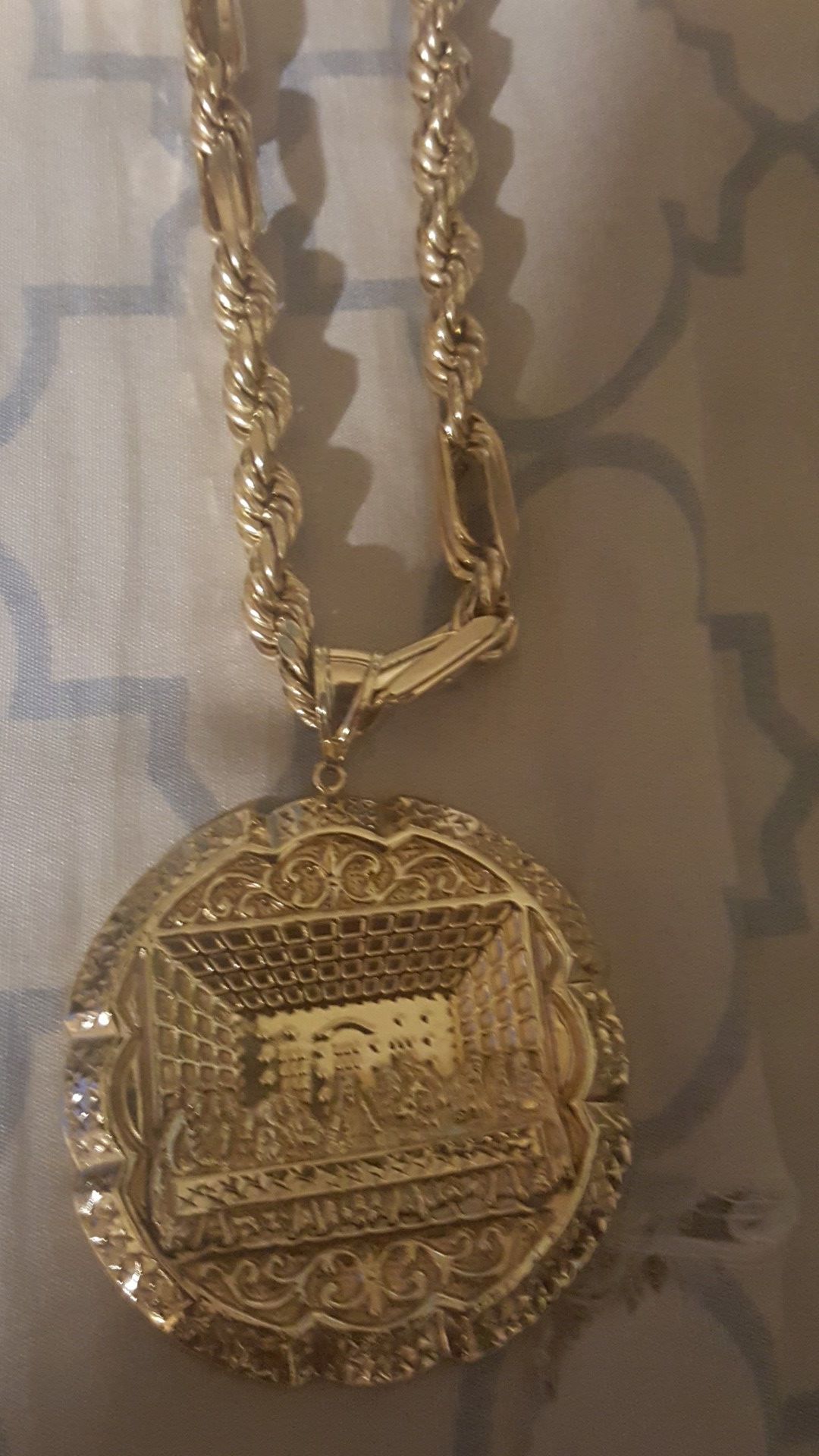 10kt gold chain and gold last dinner pendant
