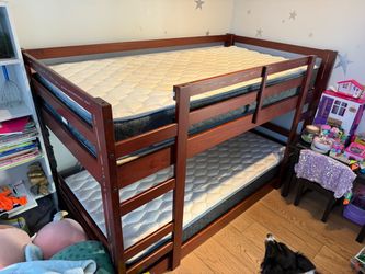 Twin bunk bed