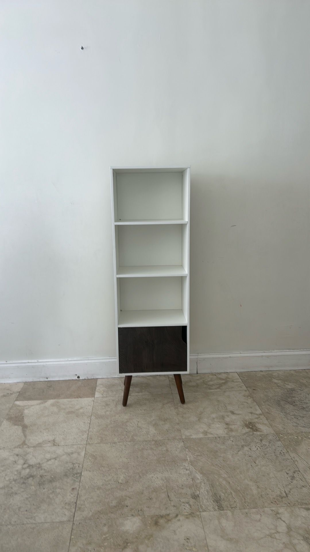 Bookshelf holder