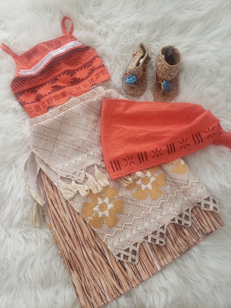 Moana costume size 4 and shoes size 6/7