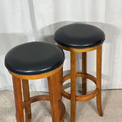 Bar Height 31” Stools (2) / Banco Para Barra