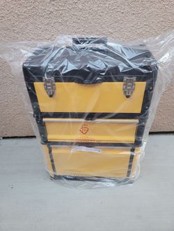 Caja de Herramientas Portátil con Ruedas- Baúl
Apilable 3 en 1 para Talleres y Salas de Manualidades
Mango Cómodo Plegable y Pestillos por Stalwart
(N