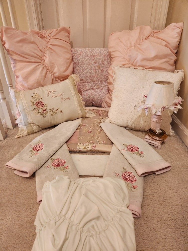 Vintage-Style F/Q Quilt Blanket Bedding+Shams (3)+Pillows (4)+Lamp (1) for a Nightstand/Night Stand/Desk+Towels (4)+Shower Curtain+Soap/Candle Tray