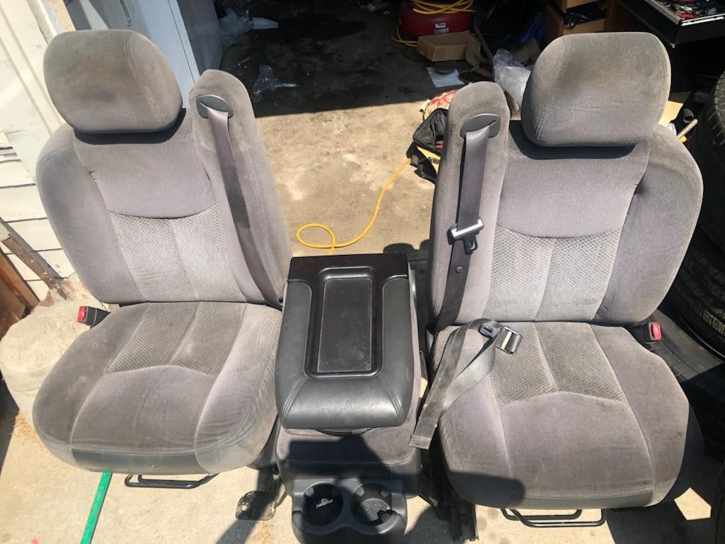 2000 / 06 Chevy Silverado Front Seat And Center Console