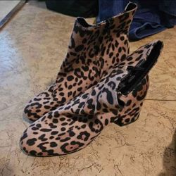 Woman Cheetah Print Boots 