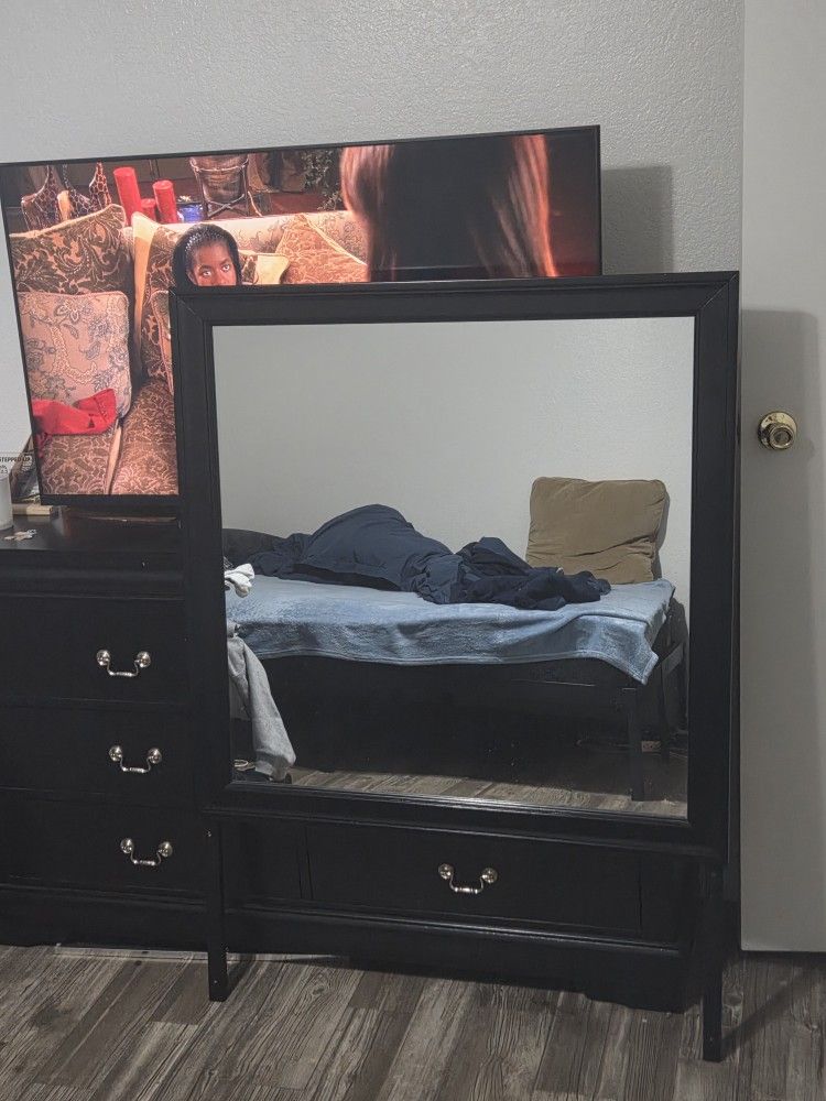 Dresser With Mirror
