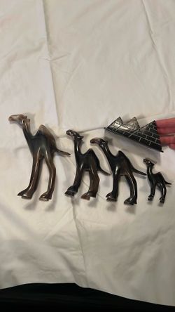 Camels and pyramids decor
