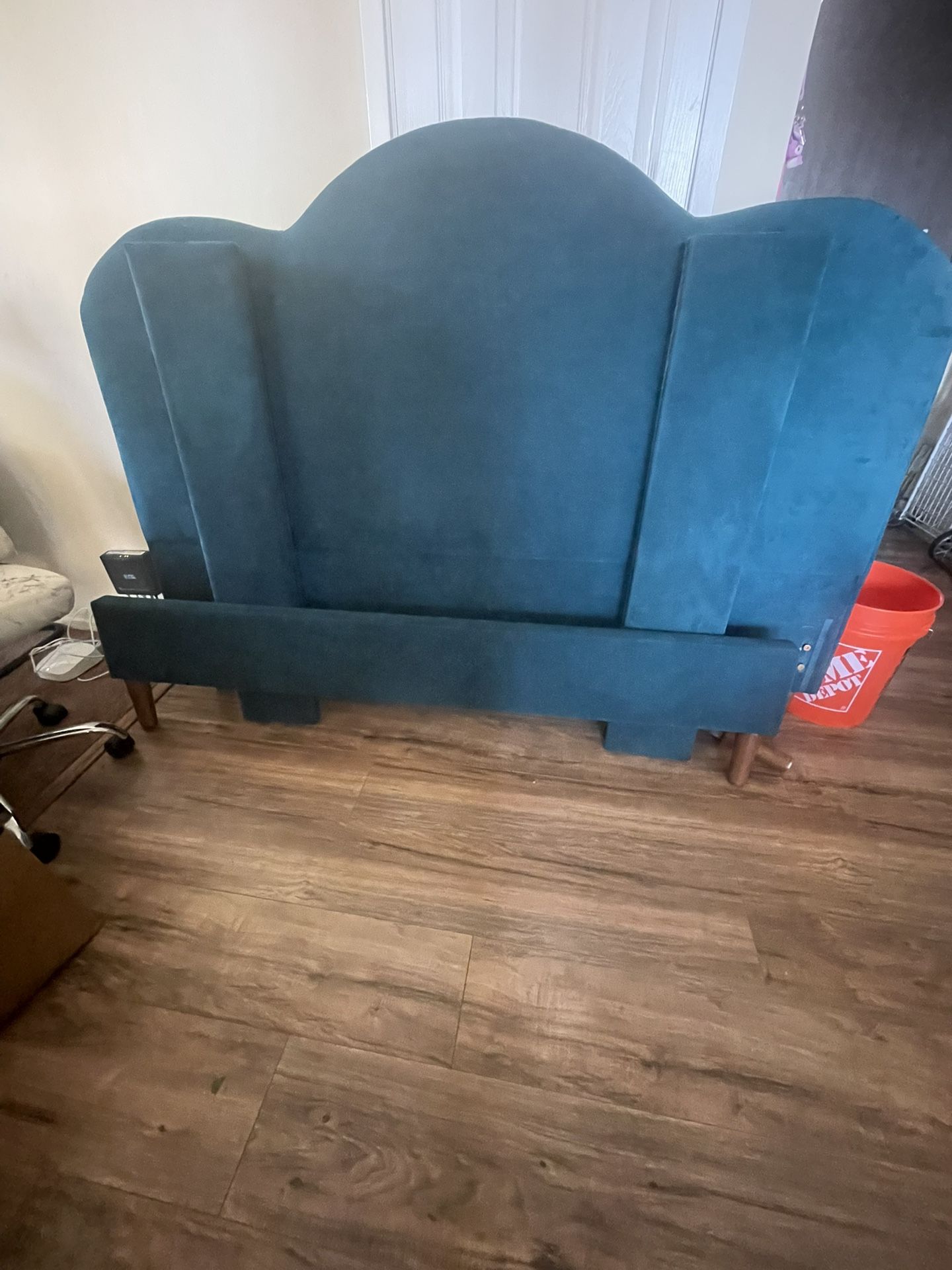 Queen Size Headboard & Footboard w/Rails