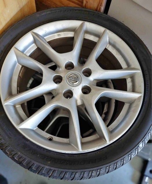 Set Of 4 Nissan Alloy Wheels with Tires