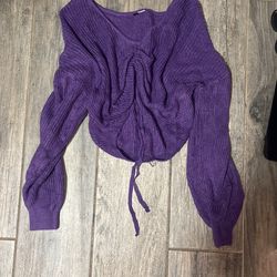 Crop top purple sweater with jaw string in the middle size m