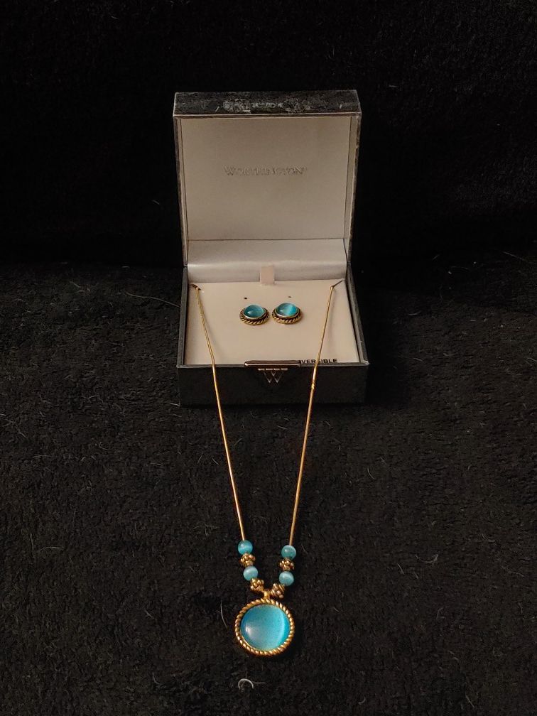 Brand NEW in original box jewelry set