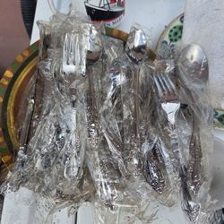 Oneida Flatware Set