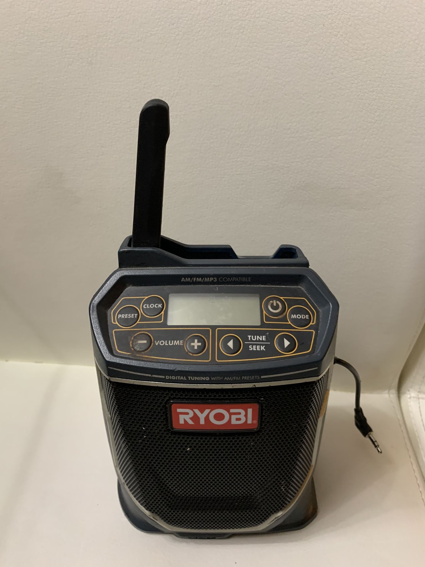 RYOBI 18V RADIO AUX (USED Tool only )