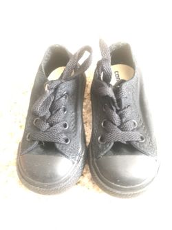 Solid black converse all stars size 5