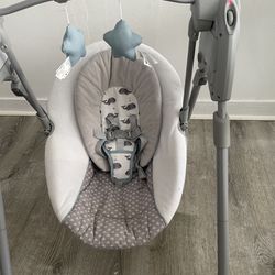 Graco Slim Spaces Compact Baby Swing 