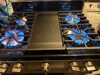 New GE 30 in . 5.0 Cu Ft . Freestanding Gas Range