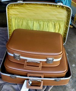 vintage suticases 3 piece set