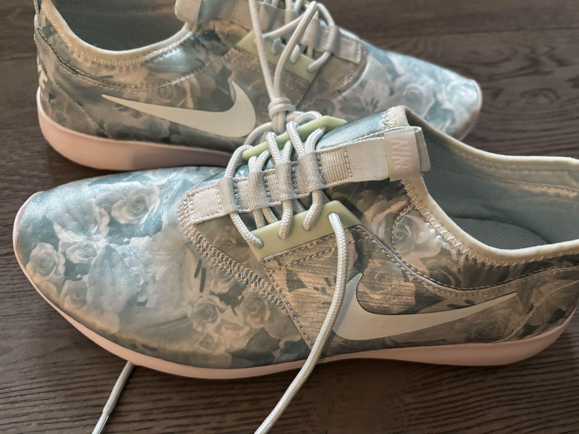 Nike Size 9 Women’s Unique Print