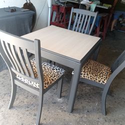 SMALL TABLE AND THREE CHAIRS. 
