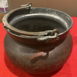 Antique hand hammered primitive brass/copper pot from early 20th century