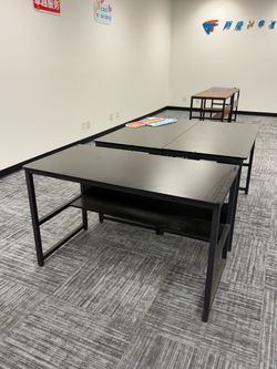 3 Black Office Desks 3台黑色办公桌