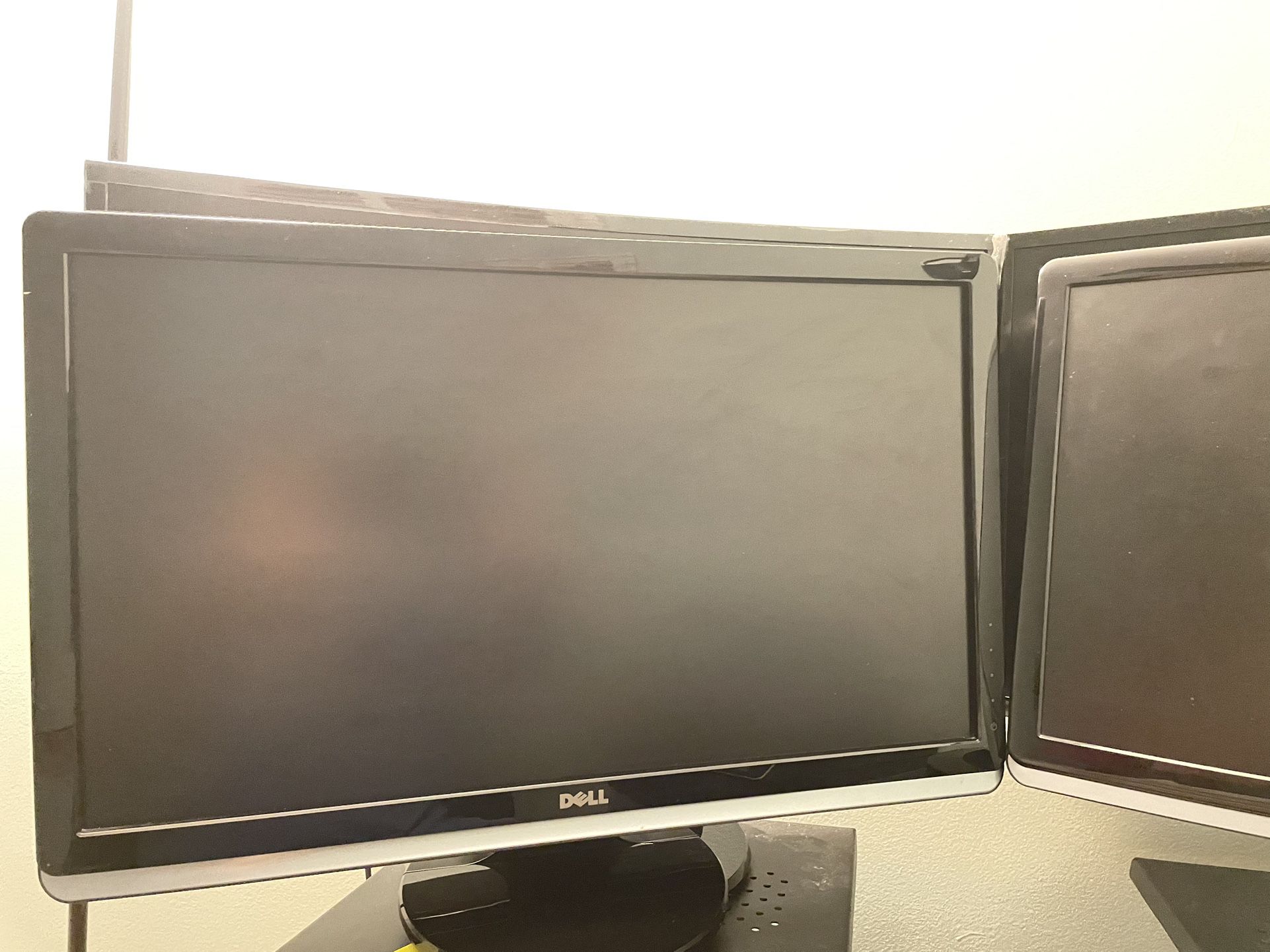 Pair Of Monitors :: In Working condition