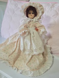 Vintage beauty doll.  Eyes open and close. Not sure of brand. 