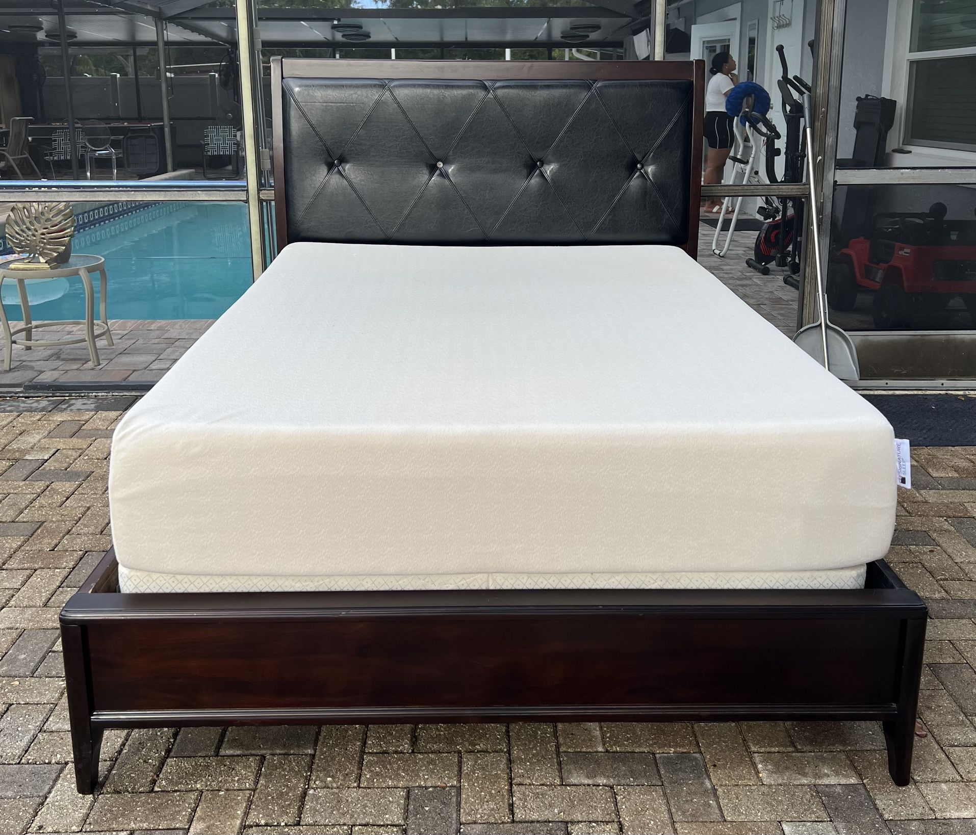 Beautiful Queen size bed, made of wood and leather. Mattress and boxspring included. I can deliver for an additional cost, Perfect conditions!!