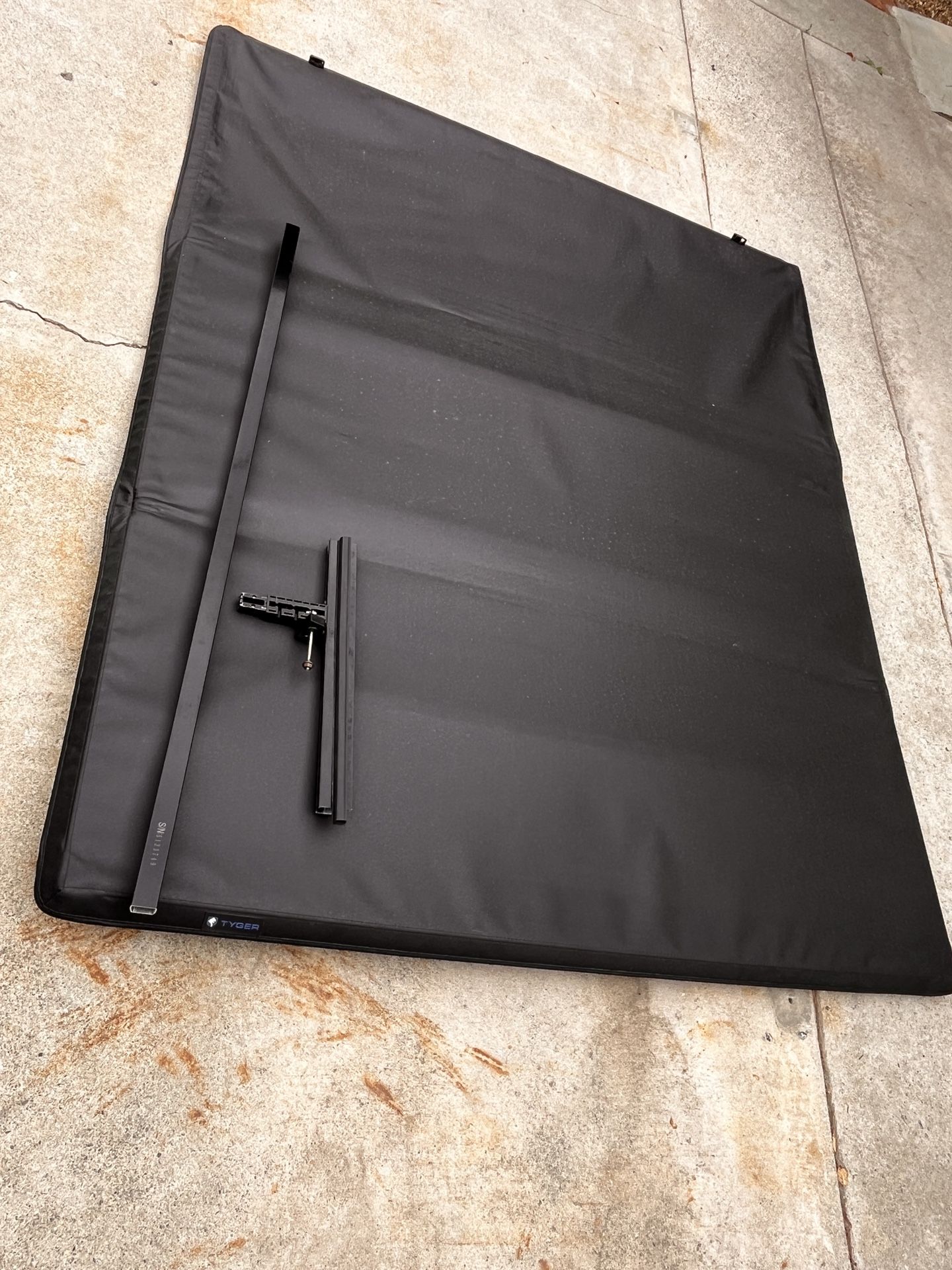 Tyger T1560 Soft Roll-Up Tonneau Cover – Fits Many Short-Bed Trucks