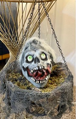 HALLOWEEN PROP/  DECOR…HANGING ZOMBIE HEAD