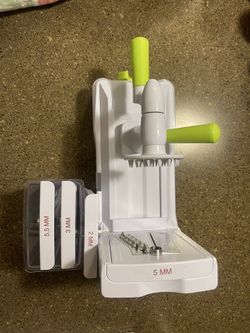 Veggie spiralizer with 4 blades