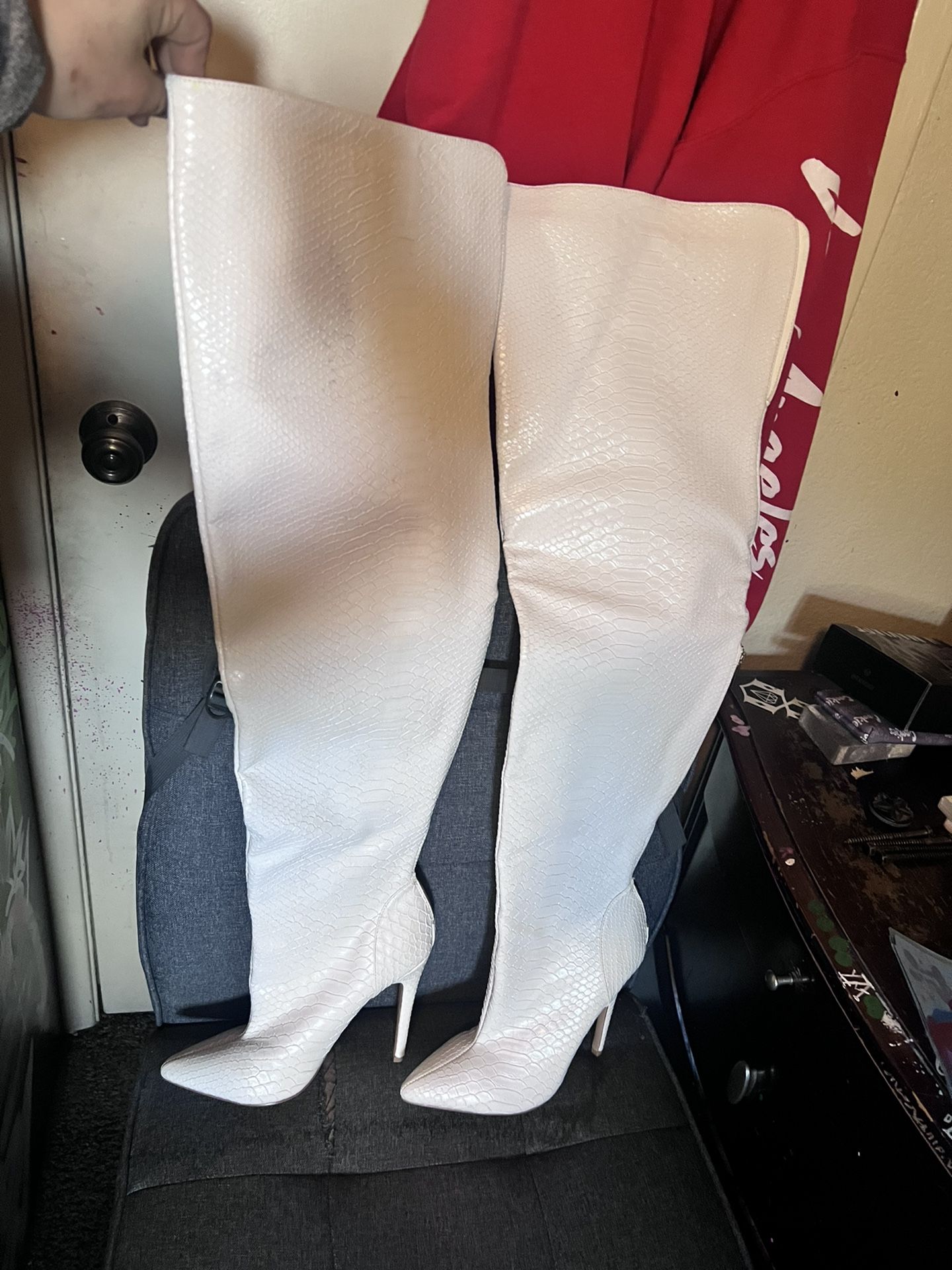 ShoeDazzle White Thigh High Heel Boots. Sz 8.5