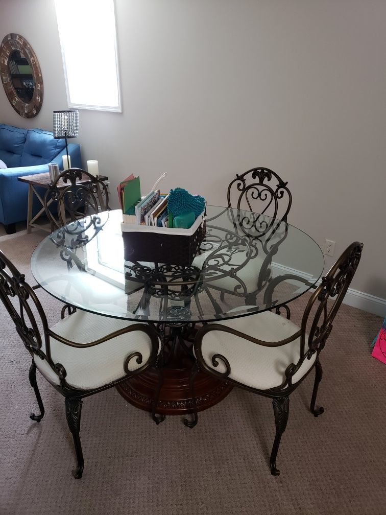 Round Kitchen table with 4 chairs