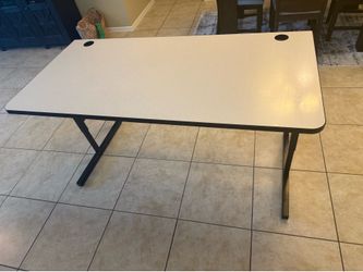 Modern Computer / Gaming Desk – Excellent Condition