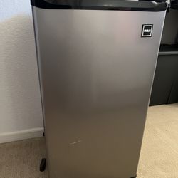 RCA, Mini fridge, With Ice Cube Tray/freezer