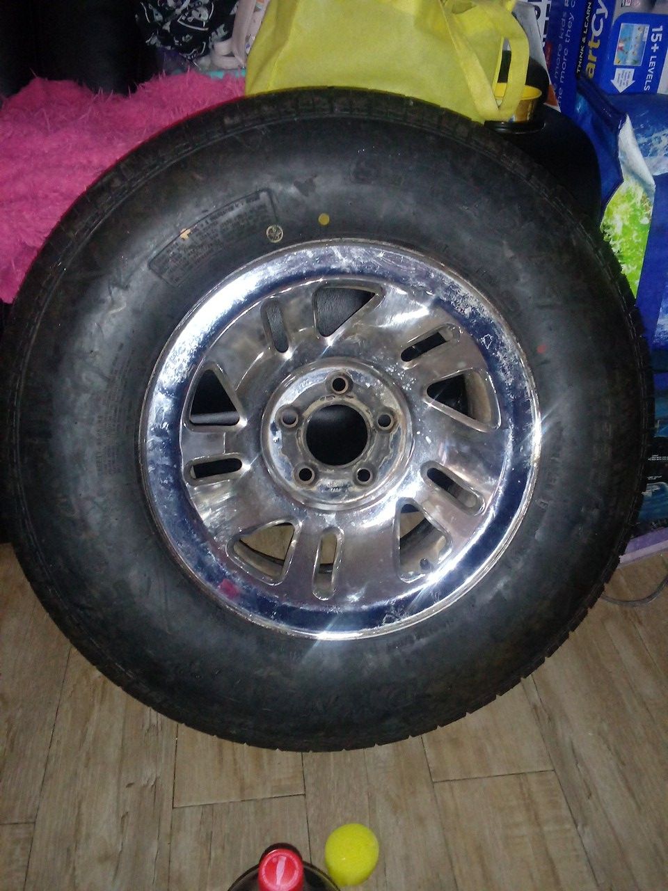 Brand new 15 inch trailer tire P225/75R With rim. E load range