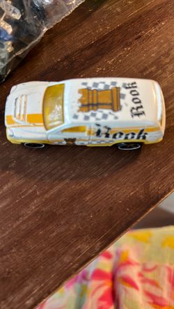 2018 HOT WHEELS FANDANGO CHESS ROOK WHITE & YELLOW 1:64 DIECAST 2.75" SUV W GOLD