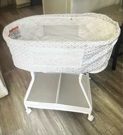 Baby Bassinet with Wheels – Excellent Condition