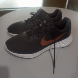 💥NEW💥Men's Size 12  NIKE REVOLUTION 6 Black Metallic Gold 💥