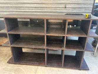 Book shelf / organizer