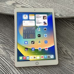 Apple iPad Pro Rose Gold 128GB in Excellent Condition. $85