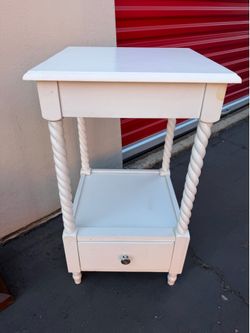 White Solid Wood Twisted Leg Accent Table Nightstand End Table with Drawer