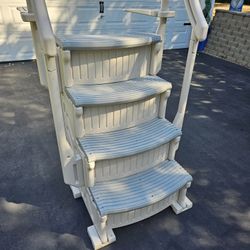 pool stairs for above ground pool. excellent condition. 
