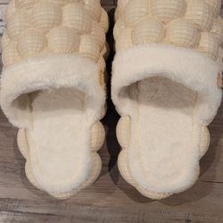 Bubble slippers size 11-12 feature a plush lining and a button detail 